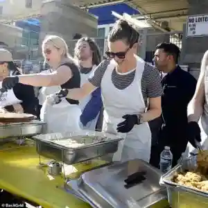 Jennifer Garner Serves Thanksgiving Meals to Homeless on Skid Row in Los Angeles Without Ben Affleck
