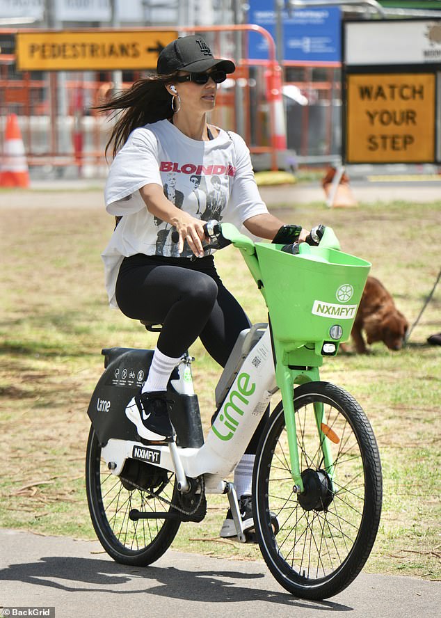 Jessica Alba enjoys a relaxed e-bike ride while filming her new spy thriller on the Gold Coast in Australia 1 Jessica Alba enjoys a relaxed e-bike ride while filming her new spy thriller on the Gold Coast in Australia