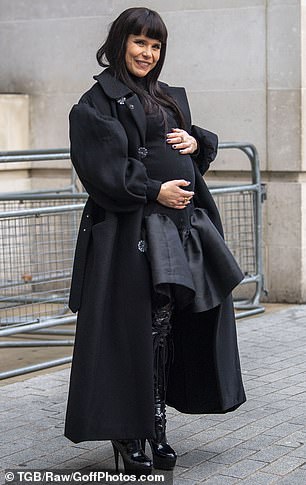 Pregnant Paloma Faith Stuns Fans as She Reunites with Alan Carr and Jonathan Ross for Celebrity Traitors Finale in London 1 Pregnant Paloma Faith Stuns Fans as She Reunites with Alan Carr and Jonathan Ross for Celebrity Traitors Finale in London