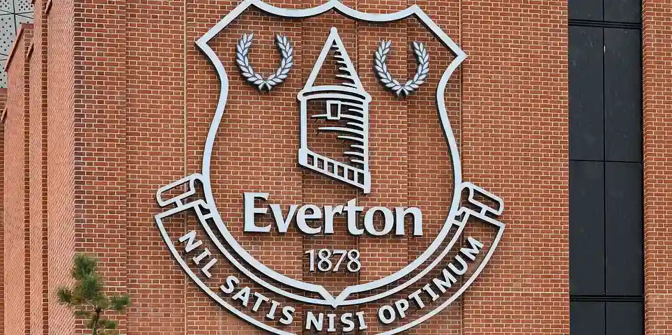 Arsenal battles Everton at Goodison Park as the Gunners chase top spot before Christmas