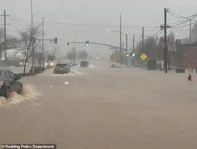 Bomb Cyclone Threatens California Coast as Heavy Rain, Flooding, and Flight Cancellations Disrupt Christmas Eve Travel Across the West Coast