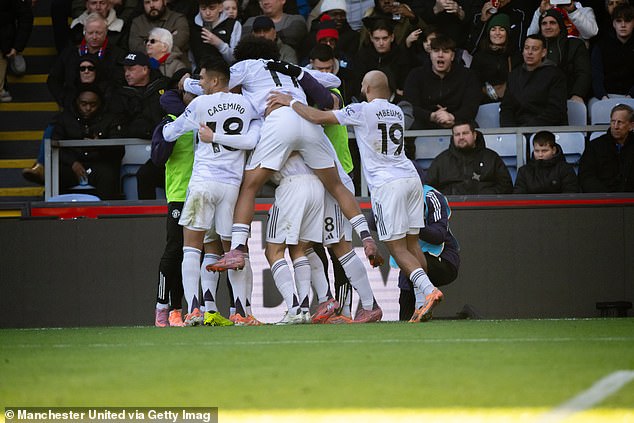 Manchester United come from behind to beat Crystal Palace at Selhurst Park with goals from Zirkzee and Mount 1 Manchester United come from behind to beat Crystal Palace at Selhurst Park with goals from Zirkzee and Mount