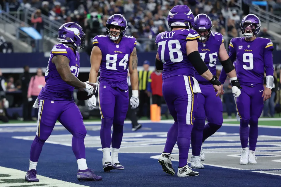 Minnesota Vikings deal with unexpected travel scare as team plane turns back to Minneapolis shortly after takeoff toward Newark