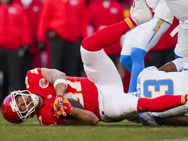Patrick Mahomes suffers season-ending ACL tear as Kansas City Chiefs fall to Los Angeles Chargers in crushing late-game defeat