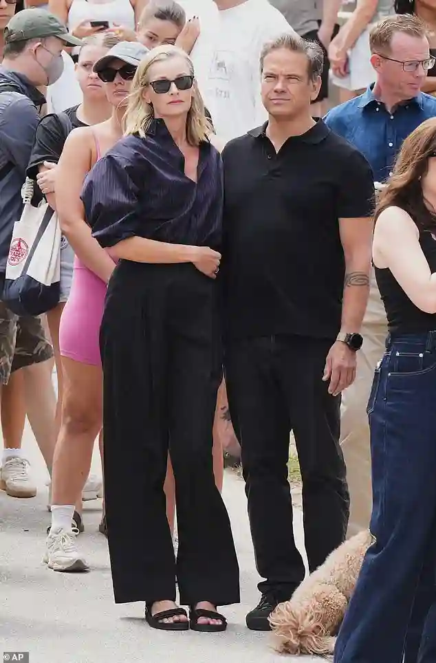 Sarah Murdoch Breaks Down While Attending Heartbreaking Vigil for Bondi Beach Terror Attack Victims in Sydney