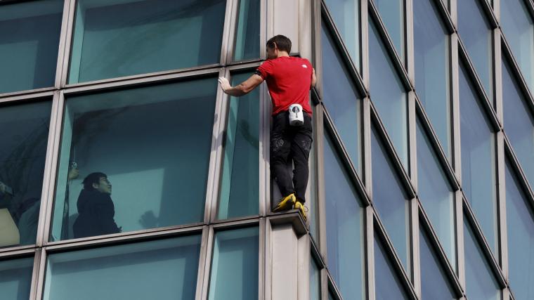 Daredevil climber Alex Honnold stuns fans by scaling 101-story Taipei 101 tower using only bare hands and footholds