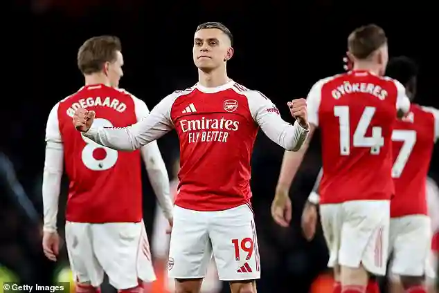 Arsenal battle to maintain Premier League lead as pressure mounts from Manchester City in England