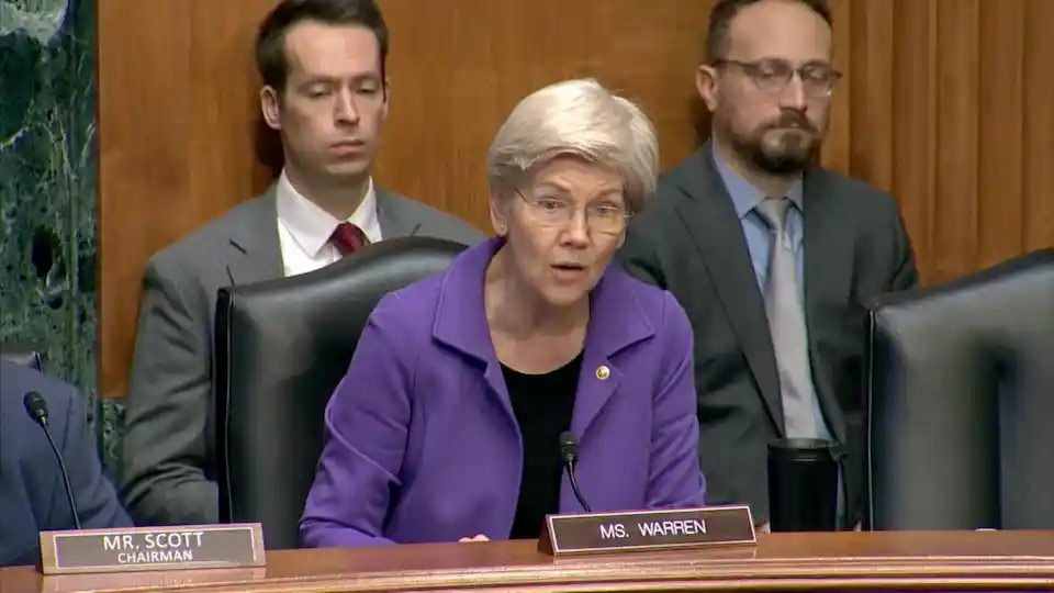 Senator Elizabeth Warren Urges US Banking Regulator to Delay World Liberty Financial’s Bank Charter Review in Washington Until President Trump Completely Divests from the Crypto Platform