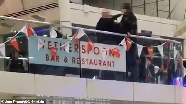 Mass Brawl Erupts Outside Wetherspoon at London’s Victoria Station