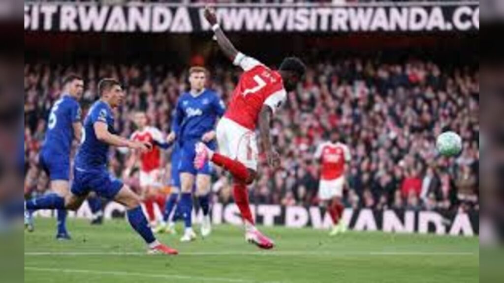 Arsenal Battles Everton in Premier League Clash at Emirates Stadium With Fans Following Live Updates in London