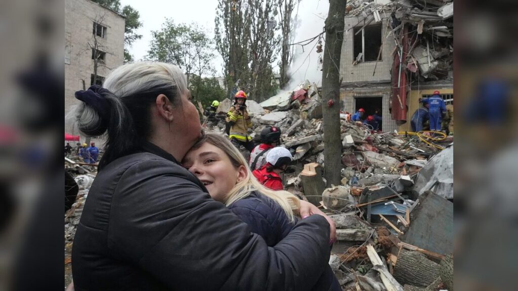 Iskander Missile Flies Over Kyiv Causing Panic Among Civilians in Ukraine