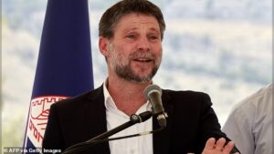 Donald Trump Warns Iran to Remove Mines Threatening the Strait of Hormuz Amid Rising Gulf Tensions