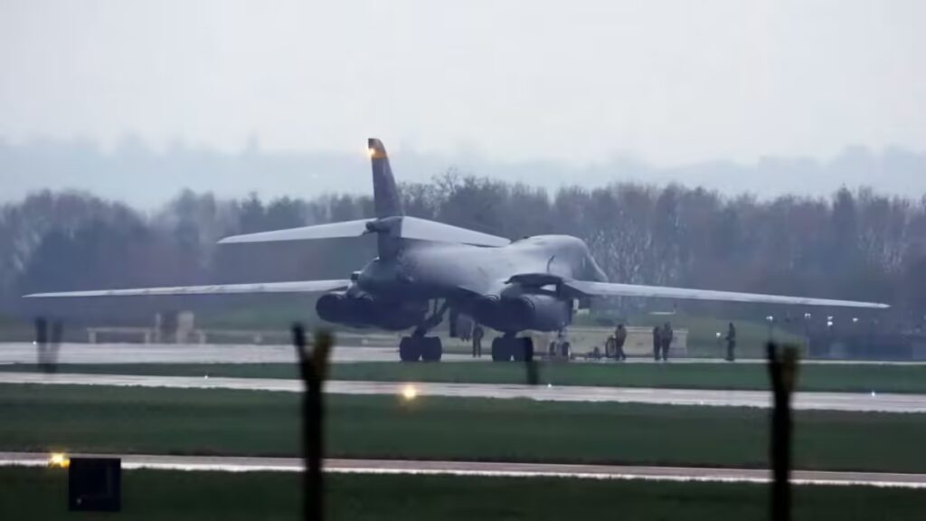 The 146ft (44.5m) B-1 Lancer