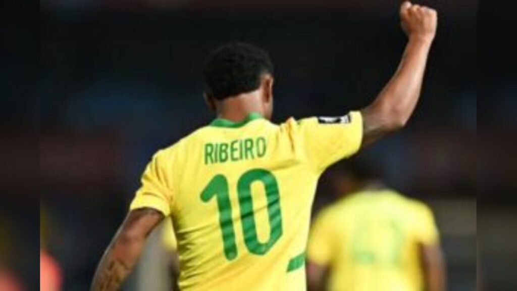 Kaizer Chiefs target Orlando Pirates striker Tshegofatso Mabasa in Johannesburg transfer battle to fix scoring crisis