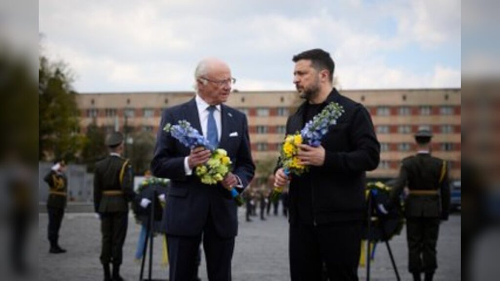 King of Sweden Carl XVI Gustaf began his visit to Ukraine by paying tribute together fallen soldiers