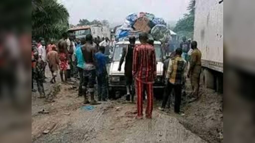 Coaster bus carrying UNICROSS students crashes violently with container truck on Calabar–Itu Highway in Cross River State killing students and staff