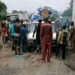 Coaster bus carrying UNICROSS students crashes violently with container truck on Calabar–Itu Highway in Cross River State killing students and staff