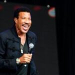 Fans Left Stunned as Lionel Richie Suddenly Walks Off Stage and Ends Concert in Medical Emergency