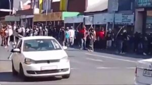 Armed Residents Reportedly Fire Warning Shots to Disperse Crowd Entering South African Community