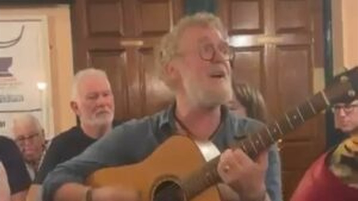 Fans Left in Tears After Glen Hansard's Last Performance Reveals Chilling Lyrics Before His Tragic Death