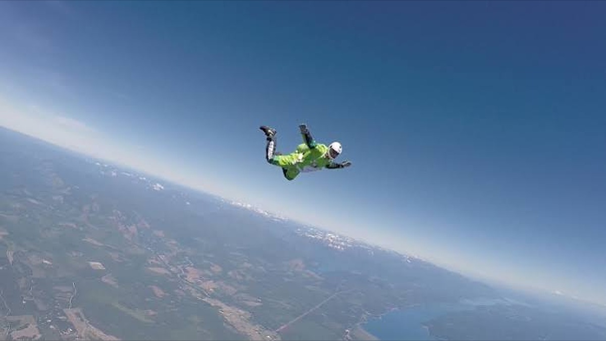 Shocking Footage Captured the Exact Moment an 800-Jump Skydiver Realized He Had No Parachute