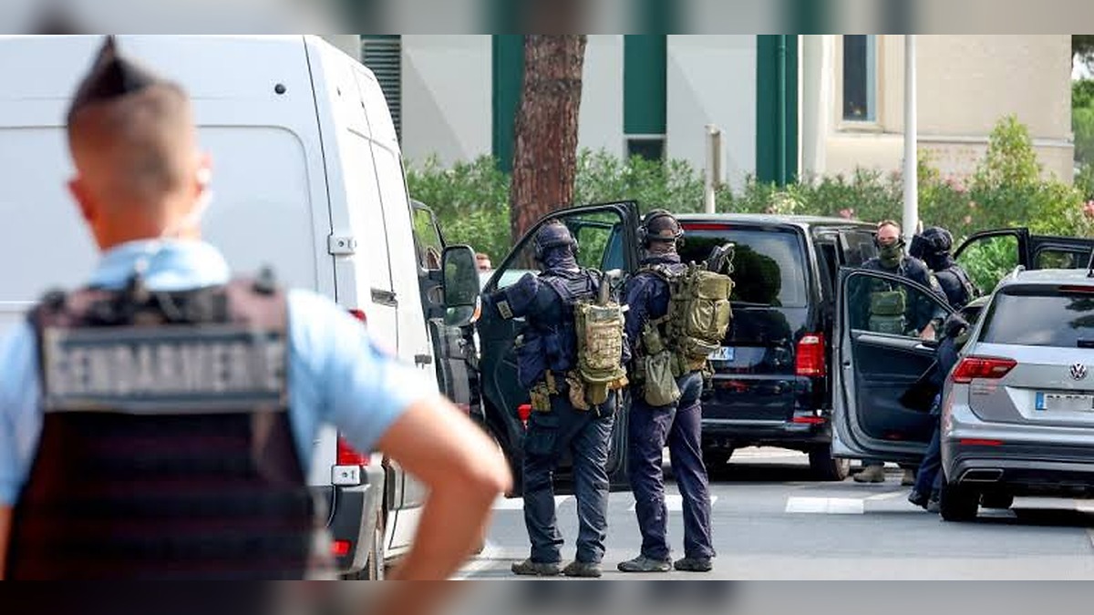 France on Edge After Military Weapon Found Inside Mystery Vehicle Parked Near Busy Paris Synagogue