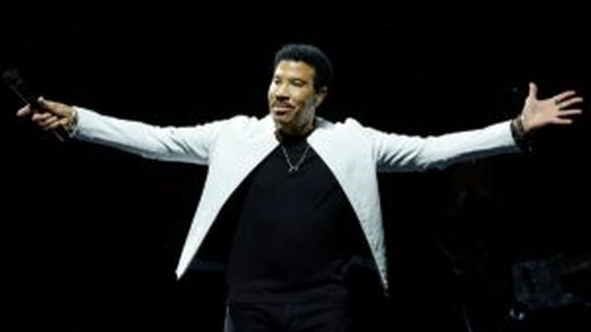 Lionel Richie Rushed to Intensive Care After St. Louis Show as Dehydration Fears Follow Troubling Onstage Incident