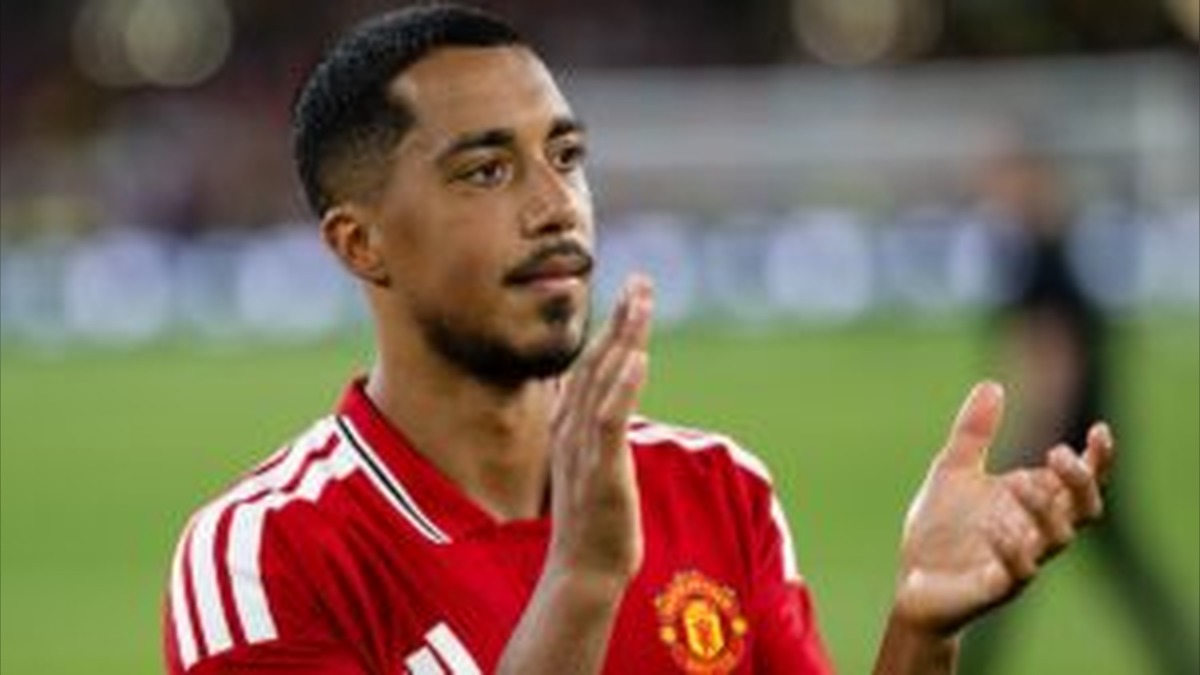 Michael Carrick Defends Manchester United’s £85m Midfield Spending as Premier League Rivals Splash Huge Fees