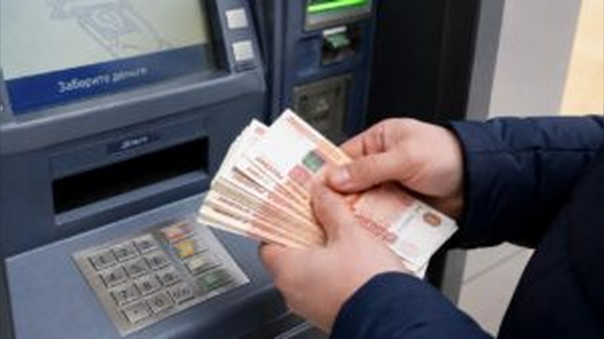 Russia’s Banking Boom Faces a New Threat as Massive Cash Withdrawals Force Lenders Into a Costly Funding Battle