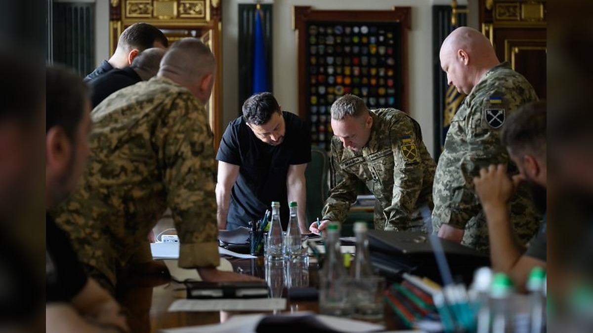 Zelenskyy Warns Air Defense Supplies Have Collapsed as Ukraine Intensifies Pressure on Russia