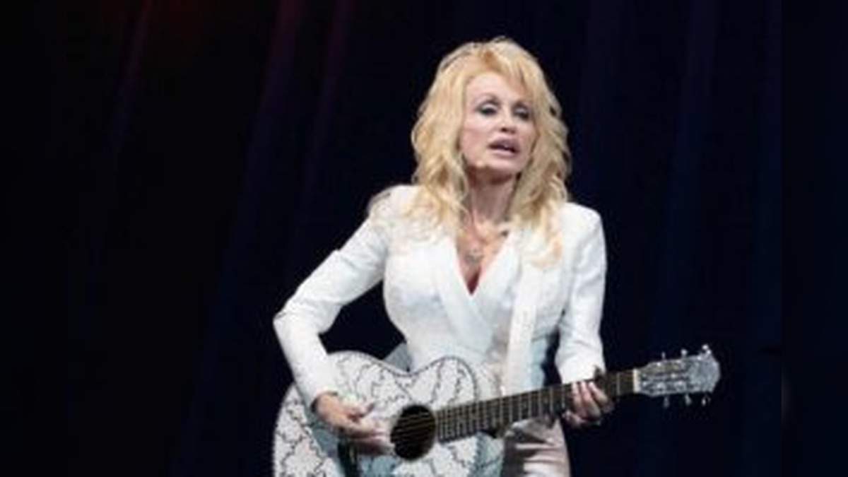 Trump Orders Week-Long Half-Staff Tribute to Dolly Parton as America Mourns Death of Country Music Legend