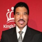 Lionel Richie Leaves ICU After Struggling Through ‘All Night Long’ Performance Sparks Major Health Fears