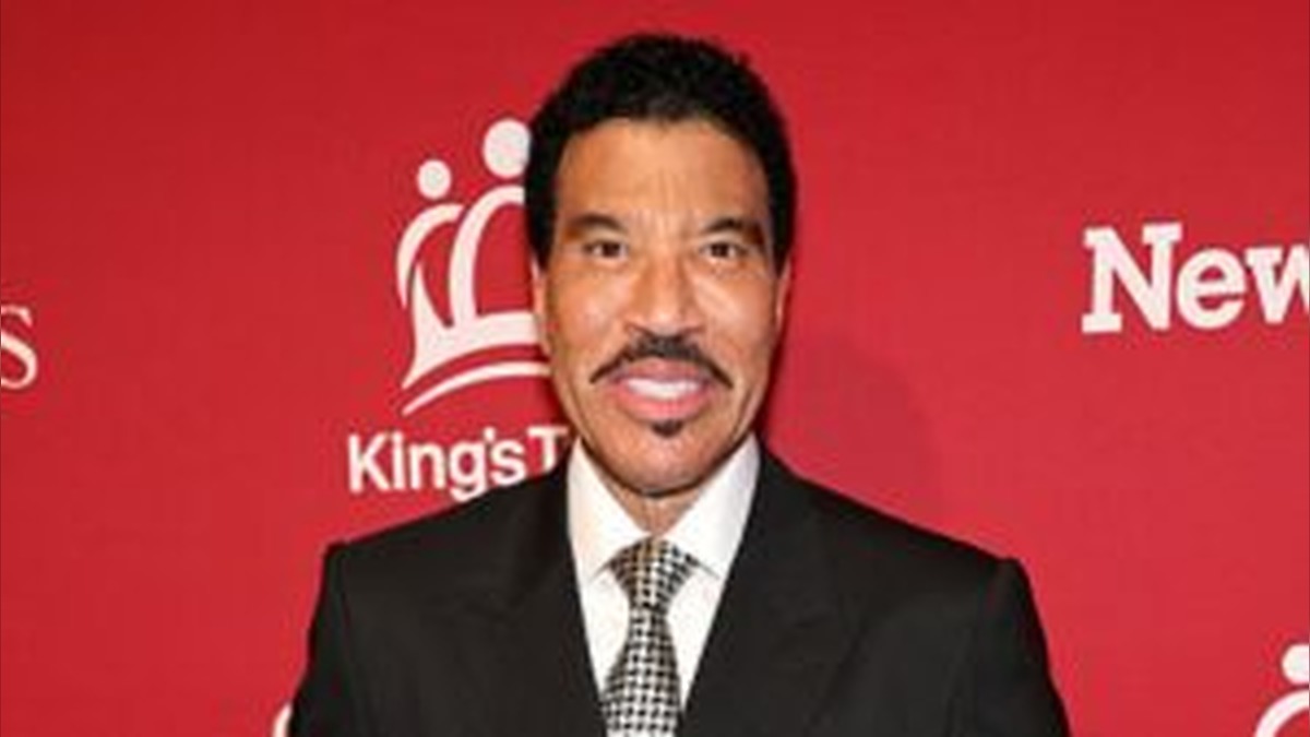 Lionel Richie Leaves ICU After Struggling Through ‘All Night Long’ Performance Sparks Major Health Fears